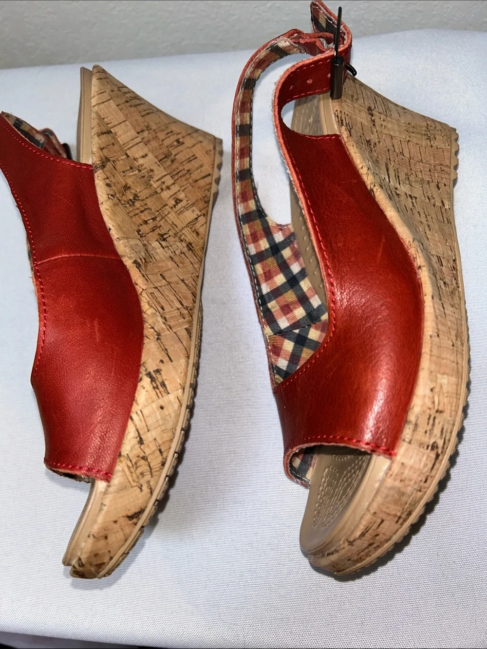 CROCS EUC Leigh Brick Red CorK Wedge Plaid Inside women’s 6